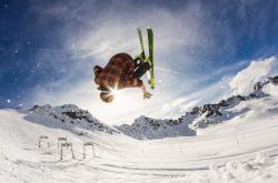 刷新纪录引发热议!,阿扎伦卡在掘金比赛中晋级下一阶段赢得满堂喝彩