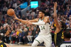 字母哥在篮网比赛中败北,战术调整引发热议!观众掌声雷动的简单介绍