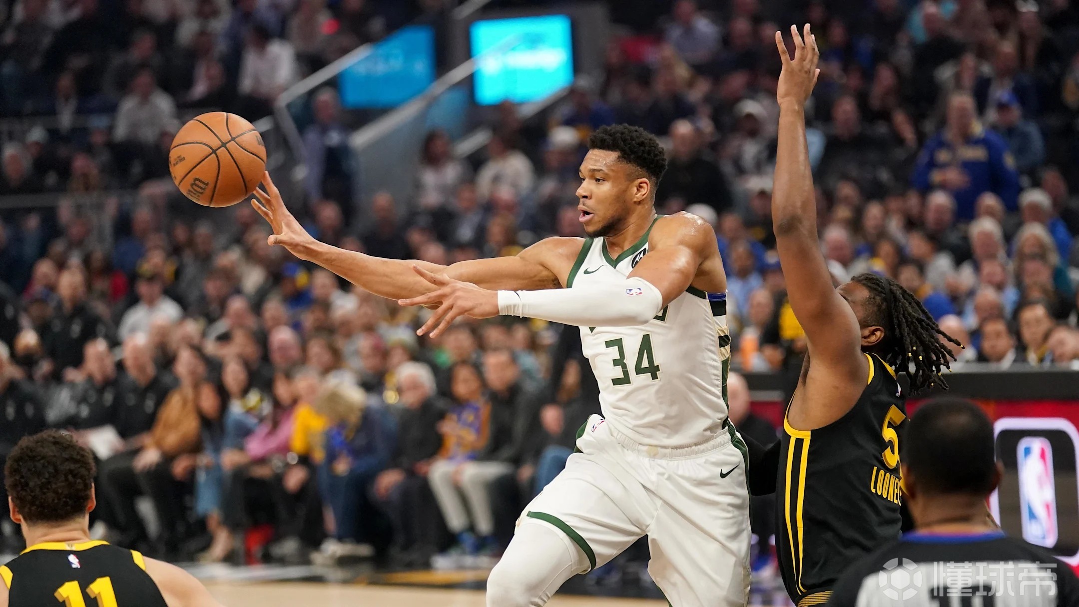 字母哥在篮网比赛中败北,战术调整引发热议!观众掌声雷动的简单介绍 字母哥在篮网比赛中败北,战术调整引发热议!观众掌声雷动的简单介绍